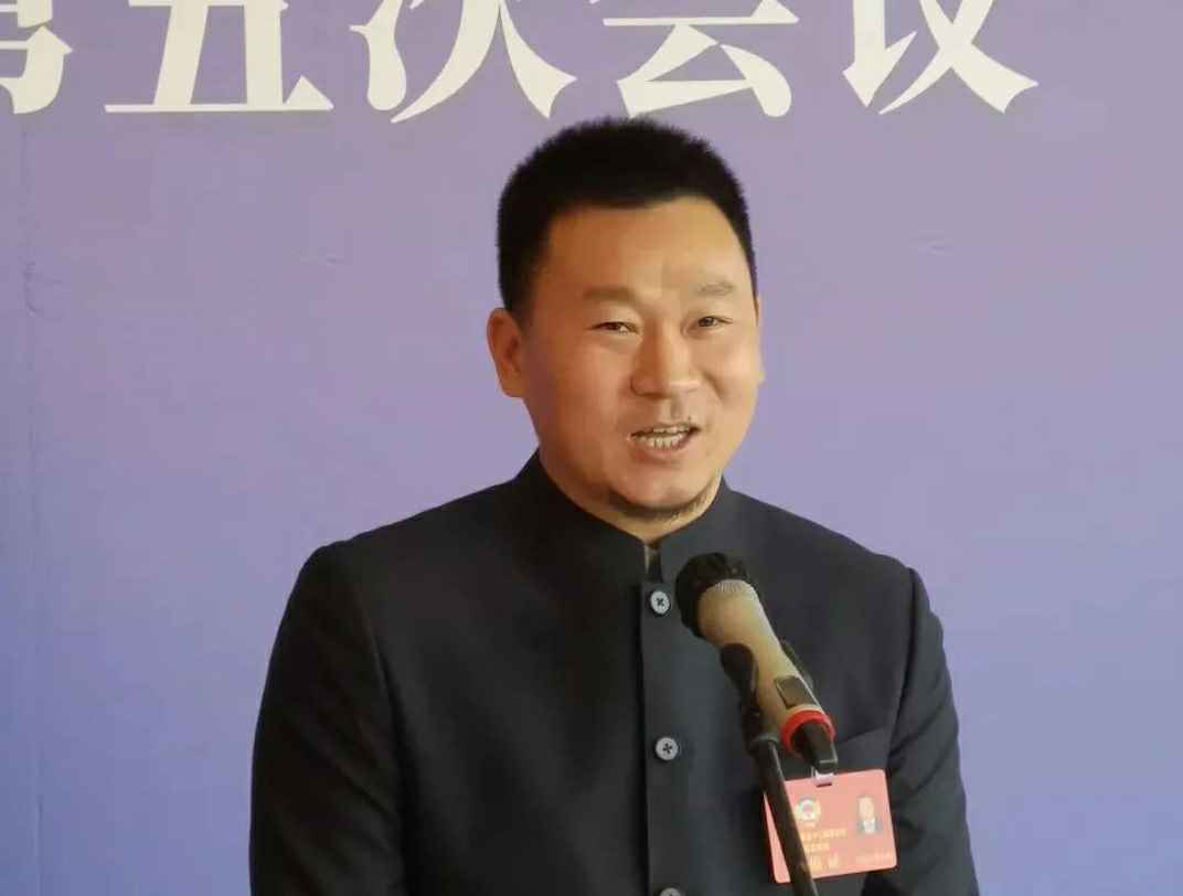 202204221343.jpg 为进一步展示市政协团结、民主、开放、自信的形象,向市民和网友展示政协委员的履职风采,中山市政协十二届五次会议在2月4日上午开幕前开设“委员通道”,市政协委员、星空体育-中国一站式服务平台公司总经理陈朝阳走进“委员通道”,回应社会关切的问题。他就如何做好城市应急管理规划的问题进行发言,并回答记者提问。.jpg